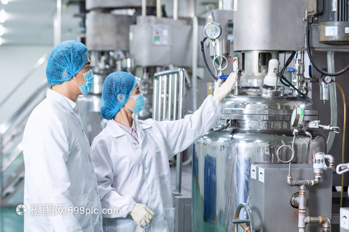 化工廠技術(shù)工人介紹機(jī)器設(shè)備